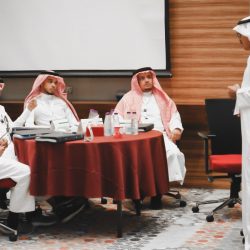 المدربة فاطمة الشريف تتلقى شهادة إتمام دورة تدريبية من مديرة إدارة التعليم المستمر بتعليم جازان