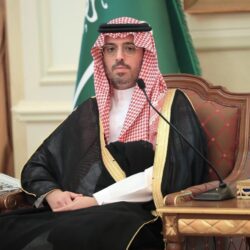 الأمير فيصل بن خالد بن سلطان يزور المواطن الحازمي ويطمئن على حالة أبنائه من ذوي الإعاقة