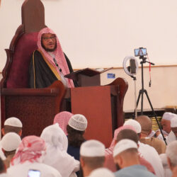 جمعية خريجي الجامعات السعودية في الهند تمنح وزير الشؤون الإسلامية درعاً تذكارياً