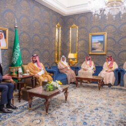 سمو ولي العهد يلتقي رئيس الوزراء الكويتي على هامش القمة العربية في البحرين