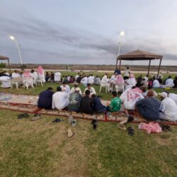 متطوعو الهلال الأحمر ينشرون الخير في رمضان بتوزيع وجبات الإفطار في شوارع وميادين الجوف