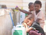 مركز الملك سلمان للإغاثة يضخ أكثر من نصف مليون لتر من المياه لمخيمات النازحين في الحديدة خلال أسبوع